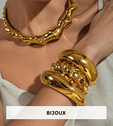 Bracelets et collier dorés pour femme