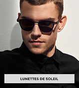 Homme portant des lunettes de soleil noires