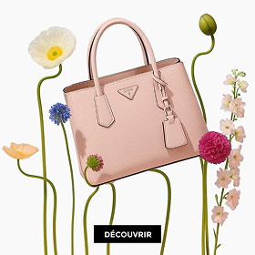 Sac à main rose élégant entouré de fleurs printanières