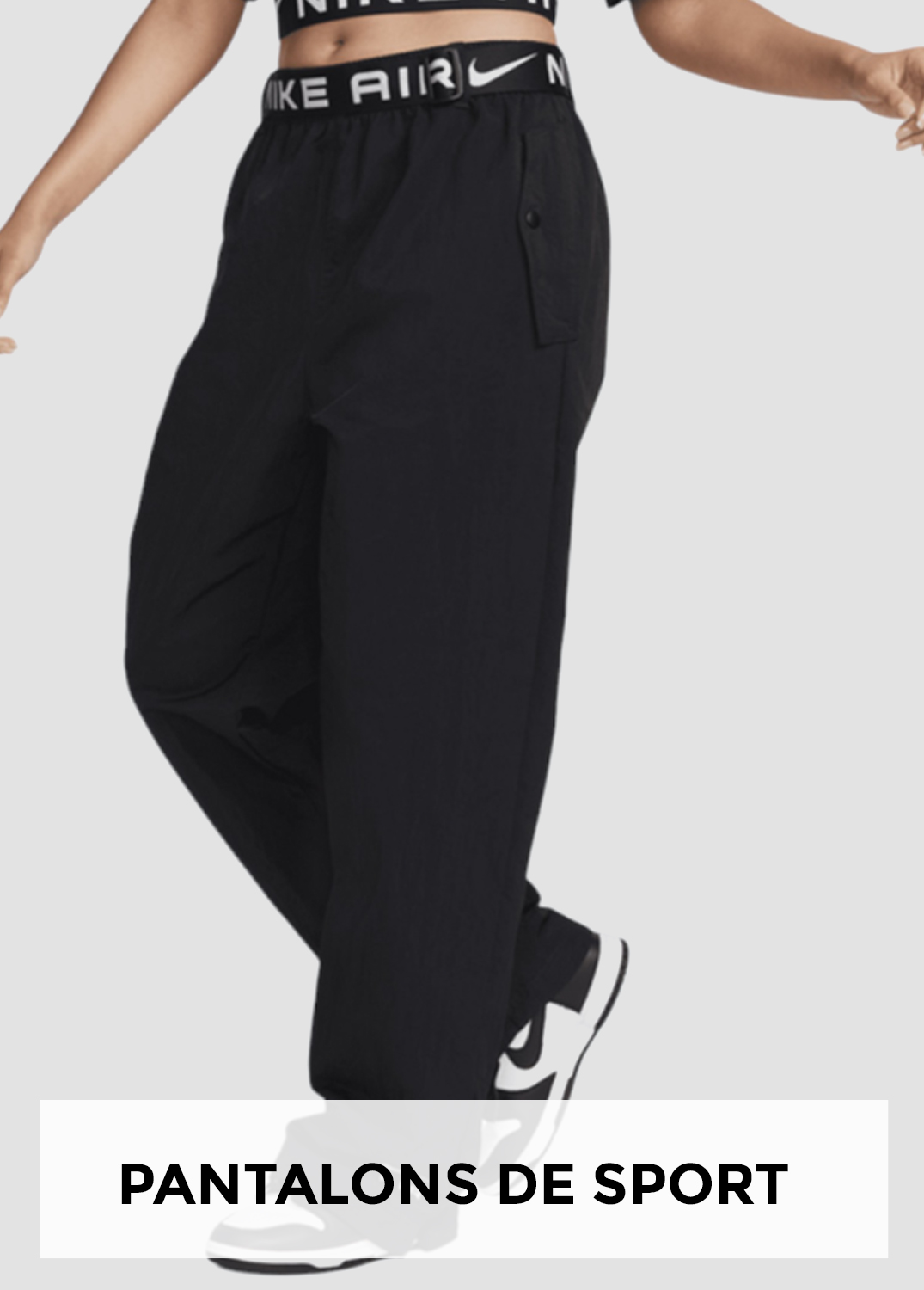Pantalon de sport Nike Air noir pour femme – coupe ample avec taille élastique logotypée, idéal pour l’entraînement ou le style décontracté