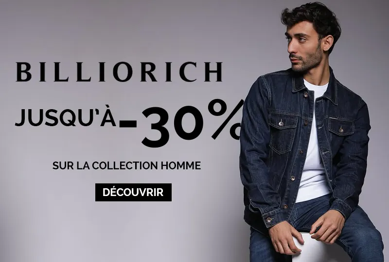Un homme portant une veste en jean et un t-shirt blanc est assis sur un fond gris. Bannière promotionnelle Billiorich x LaMode.tn
