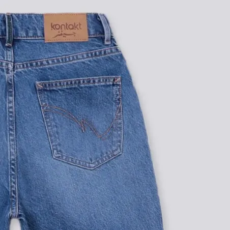 Mum fille en jeans - KONTAKT
