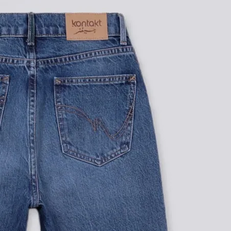 Mum fille en jeans - KONTAKT