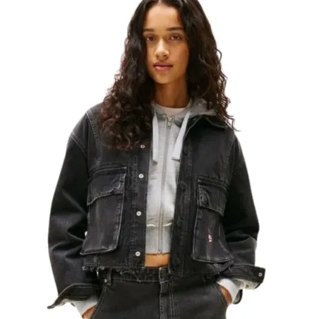 Tommy Jeans – Veste courte en denim à ourlet effiloché – Gris - TOMMY JEANS
