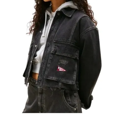 Tommy Jeans – Veste courte en denim à ourlet effiloché – Gris - TOMMY JEANS
