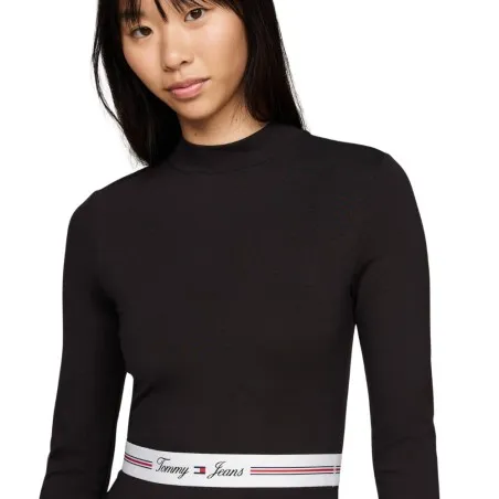 Tommy Jeans – Robe courte moulante et évasée à col cheminée – Noir - TOMMY JEANS