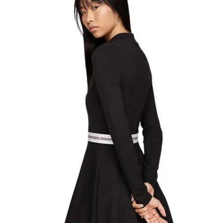 Tommy Jeans – Robe courte moulante et évasée à col cheminée – Noir - TOMMY JEANS