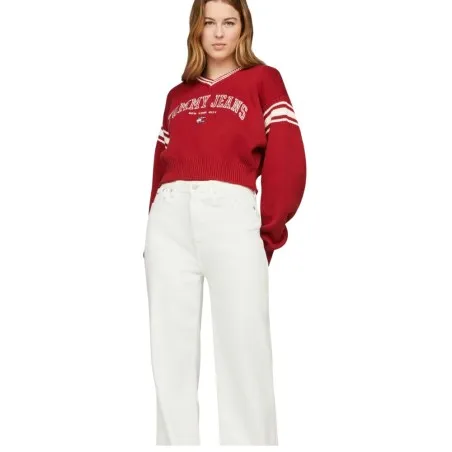 Tommy Jeans – Pull court à col en V Varsity – ROUGE RÉGATE - TOMMY JEANS