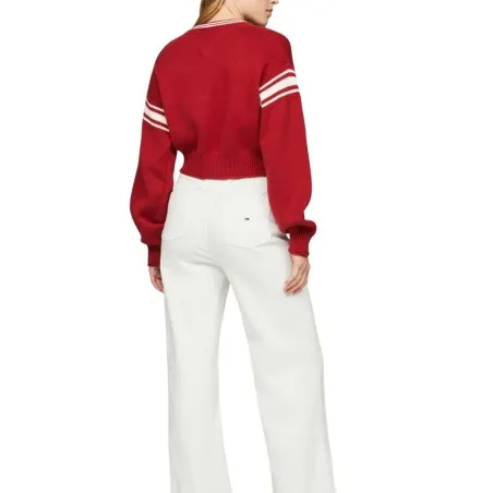 Tommy Jeans – Pull court à col en V Varsity – ROUGE RÉGATE - TOMMY JEANS