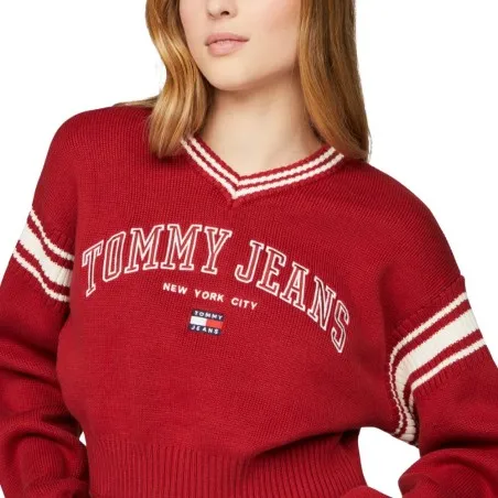 Tommy Jeans – Pull court à col en V Varsity – ROUGE RÉGATE - TOMMY JEANS