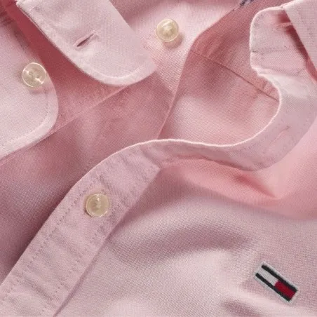 Tommy Jeans – Chemise Oxford coupe standard à écusson – Rose - TOMMY JEANS