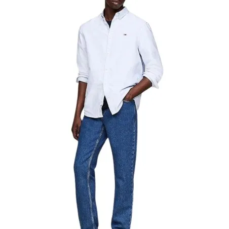 Tommy Jeans – Chemise Oxford coupe standard à écusson – moderate blue - TOMMY JEANS