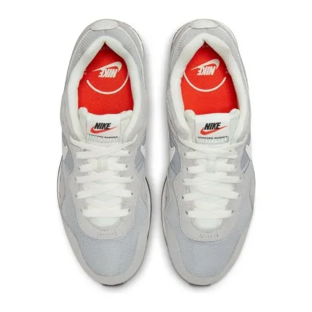 Nike Baskets femme Venture Runner Gris loup/blanc cass/noir - NIKE