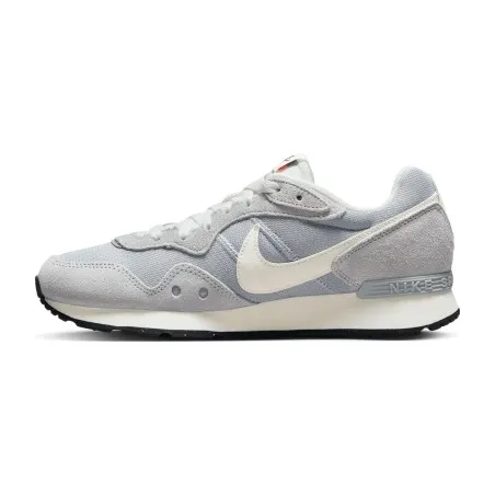 Nike Baskets femme Venture Runner Gris loup/blanc cass/noir - NIKE
