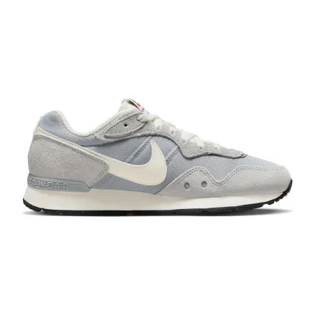 Nike Baskets femme Venture Runner Gris loup/blanc cass/noir - NIKE