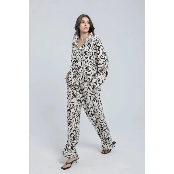 Ensemble chemise et pantalon fluide à motif abstrait noir et blanc - Estelle Ensemble chemise et pantalon fluide à motif abstrait noir et blanc - Estelle
