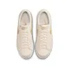 Nike Femme – Nike Blazer Low Platform Pale Ivory – Blanc Saturn Doré - NIKE